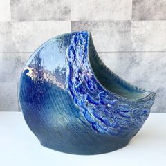 変形花器 青 ブルー 月 海 波模様？ 花瓶 フラワーベース インテリア 陶器 シンプル モダン 個性的