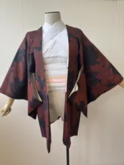 羽織　着物　黒　赤　紅葉　和装コート　リサイクル着物　c-537