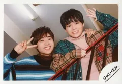 【中古】生写真(ジャニーズ) 関西ジャニーズJr./奥村颯太・河下楽/横型・上半身・衣装青・緑・ピンク・笑顔・右手ピース・左手パー/「関ジュ 夢の関西アイランド 2020 in 京セラドーム大阪 ～遊びにおいでや!満足 100%～」グッズオフショット/公式生写