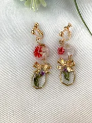 ドライフラワー封入のドーム型、ドロップ型のイヤリング　リボン付き