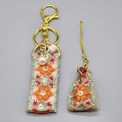 [156]インド刺繍リボンのキーホルダー（バッグチャーム）とストラップの2点セット（生成り・オレンジ系、金具：ゴールド系）、ハンドメイド