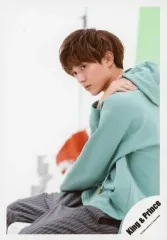 【中古】生写真(ジャニーズ) King ＆ Prince/永瀬廉/膝上・座り・衣装緑・右手肩・体左向き/「King ＆ Prince CONCERT TOUR 2020 ～L＆～」グッズオフショット/公式生写真