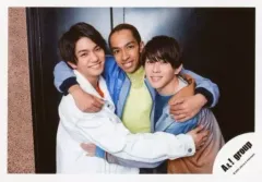 【中古】生写真(ジャニーズ) Aぇ! group/正門良規・末澤誠也・草間リチャード敬太/横型・上半身・肩組み・カメラ目線/「Aぇ! group Zepp LIVE 2020 STARTING NOW 413」グッズオフショット/公式生写真