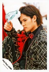 【中古】生写真(ジャニーズ) Hey! Say! JUMP/岡本圭人/膝上・座り・衣装黒・赤・金・コサージュ・右手仮面・左向き・右足立て/16夏 コンサートパンフ＆グッズ撮影/公式生写真