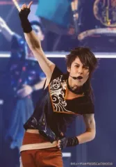 【中古】生写真(男性) 田村心(陸奥守吉行)/ライブフォト・膝上・衣装黒茶・右手上げ指差し・左手腰・目線正面/2部衣裳/「ミュージカル『刀剣乱舞』～結びの響、始まりの音～」舞台写真ブロマイド