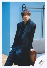 【中古】生写真(STARTO) NEWS/小山慶一郎/膝上/シングル「ギフテッド」MV＆ジャケ写オフショット/公式生写真