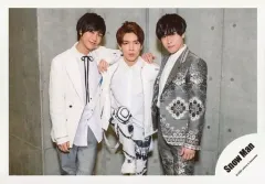 【中古】生写真(ジャニーズ) Snow Man/阿部亮平・深澤辰哉・宮舘涼太/横型・膝上・衣装白・グレー・阿部宮館片手肩・深澤口すぼめ/シングル「D.D. / Imitation Rain」MV＆ジャケ写オフショット/公式生写真