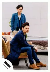 【中古】生写真(ジャニーズ) 嵐/松本潤・二宮和也/全身・松本座り・衣装青白・体右向き・右手ポケット/「青空の下、キミのとなり」PV＆ジャケ/公式生写真