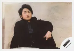 【中古】生写真(ジャニーズ) 嵐/大野智/横型・膝上・座り・衣装黒・左膝立て・目線やや左上/「I seek/Daylight」PV＆ジャケ写撮影オフショット/公式生写真