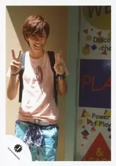 【中古】生写真(ジャニーズ) Mr.King vs Mr.Prince/神宮寺勇太/膝上・衣装ピンク・青・両手ピース・歯見せ・背景ベージュ/キンプリハワイ第二弾/公式生写真