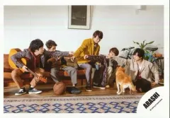 【中古】生写真(ジャニーズ) 嵐/集合(5人) /横型・全身・座り・衣装赤白マスタード茶色・二宮ギター・右手前に出す/シングル「君のうた」MV＆ジャケ写撮影オフショット/公式生写真