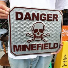 アメリカンエンボスサイン◆Danger　デンジャー◆ブリキ看板　ガレージ　プレート