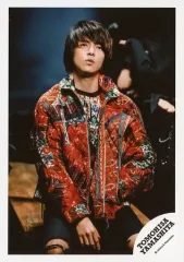 【中古】生写真(ジャニーズ) ジャニーズ/山下智久/膝上・座り・衣装赤・左手ポケット/シングル「Reason/Never Lose」MV＆ジャケ写オフショット/公式生写真のサムネイル