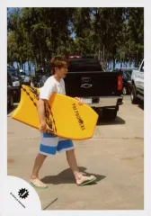 【中古】生写真(ジャニーズ) Mr.King vs Mr.Prince/岸優太/全身・衣装白青・両手ボード・目線右・歩き/公式生写真