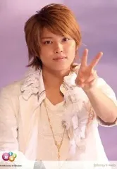 【中古】生写真(ジャニーズ) NEWS/手越祐也/上半身・衣装白・背景紫・左手ピース・カメラ目線「Johnny’s web」/公式生写真