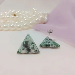タイムセール！三角形天然石のピアス（樹木瑪瑙）