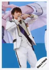 【中古】生写真(ジャニーズ) King ＆ Prince/岸優太/膝上・衣装白紫・右手マイク/King ＆ Prince CDリリースイベントオフショット