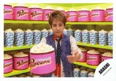 【中古】生写真(ジャニーズ) 嵐/二宮和也/横型・上半身・シャツ白・右手ポップコーン・左手指差し・背景緑/公式生写真