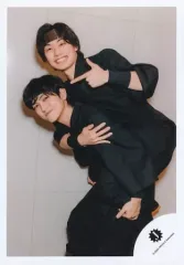 【中古】生写真(ジャニーズ) 少年忍者/檜山光成・豊田陸人/膝上/少年忍者「俺たちのBANG!!!～大劇場を占拠せよ～」グッズオフショット/公式生写真