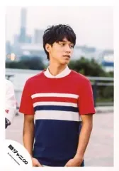 【中古】生写真(ジャニーズ) 関ジャニ∞/錦戸亮/上半身・衣装白赤青・両手下・目線右・屋外/公式生写真