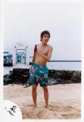 【中古】生写真(ジャニーズ) 嵐/二宮和也/全身・衣装青・花柄・水着・両手スコップ・体正面・目線右・背景砂浜/公式生写真