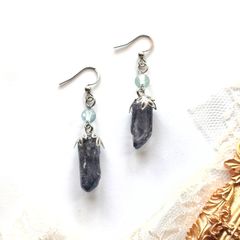 《夜の静寂》レジン鉱石とフローライトのピアス／イヤリング（金具変更可）│ハンドメイド