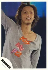 【中古】生写真(ジャニーズ) Kis-My-Ft2/藤ヶ谷太輔/ライブフォト・腰上・衣装シャツグレー・右手上げ・背景黒/公式生写真