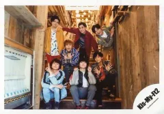 【中古】生写真(ジャニーズ) Kis-My-Ft2/集合(7人)/横型・全身(見切れ)・衣装カラフル・前列座り・千賀両手ピース・藤ケ谷両手パー/18初夏 コンサートパンフ＆グッズ撮影オフショット