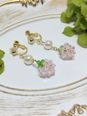 ピンクのいちごとパールのイヤリング