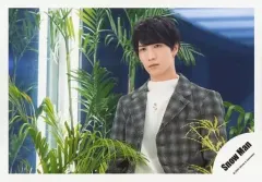 【中古】生写真(ジャニーズ) Snow Man/渡辺翔太/横型・上半身・衣装白・グレー・チェック柄・左向き・植物/シングル「D.D. / Imitation Rain」MV＆ジャケ写オフショット/公式生写真