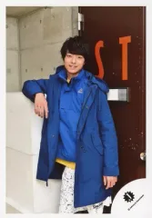 【中古】生写真(ジャニーズ) HiHi Jets/作間龍斗/膝上・衣装青・白・黄・右肘つき・後ろドア・背景グレー・茶/「JOHNNYS’ King ＆ Prince IsLAND」グッズオフショット/公式生写真