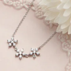 ネックレス レディース キュービックジルコニアが煌めく3連フラワーモチーフ ジルコニアが6石セットされたお花 光を通す裏抜き石台 アズキチェーン アジャスター5cm キュービックジルコニア 大人可愛い キュート フェミニン メール便 送料無料 秋冬 大人気