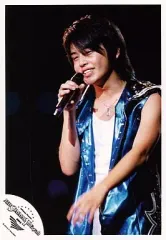 【中古】生写真(ジャニーズ) NEWS/手越祐也/ライブフォト・上半身・衣装青色・白・右手マイク・背景黒/NEWSUMMER Ya-Ya-yah/公式生写真