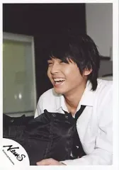 【中古】生写真(ジャニーズ) NEWS/手越祐也/バストアップ・シャツ白・ネクタイ黒・バック黒・体左向き・笑顔/公式生写真