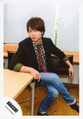 【中古】生写真(ジャニーズ) 嵐/櫻井翔/全身・座り・衣装黒・白・ネクタイ赤・右肘テーブル・左肘椅子背もたれ・足組み・体右向き・顔左向き/「Are You Happy?」ジャケ写撮影＆「Don’t You Get It」PV撮影/公式生写真