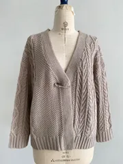 mao made /ケーブルニットVネックカーディガン 141137 グレージュ