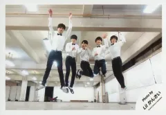 【中古】生写真(ジャニーズ) Lil かんさい/集合(5人)/横型・全身・衣装白・黒・ジャンプ・横並び・大西両手上げ・當間左手パー/「ジャニーズJr.8・8祭り～東京ドームから始まる～」セルフィー/公式生写真