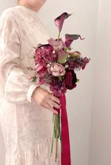 ボルドーカラーの縦長クラッチブーケ　ウェディングブーケ　ブートニア付　ダリア　カラーリリー