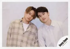 【中古】生写真(ジャニーズ) Sexy Zone/菊池風磨・マリウス葉/横型・上半身・衣装ベージュ・白・チェック柄・首傾げ・両手下・口閉じ・背景白/アルバム「PAGES」MV＆ジャケ写オフショット/公式生写真