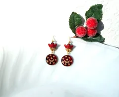 赤いお花とチェコビーズ　ピアス＆イヤリング