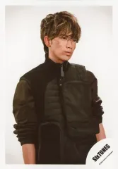 【中古】生写真(ジャニーズ) SixTONES/高地優吾/上半身・衣装黒・両手下・右向き・背景白/「TrackONE -IMPACT-」グッズオフショット/公式生写真