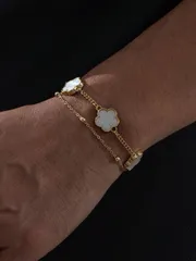 ジュエリー メンズ ブレスレット 1個 4つ葉のクローバーチャームビジネスカジュアル メンズブレスレット、デイリーウェア、デート、プレゼントに適しています (一番上の層のビーズ数はランダムに異なります)