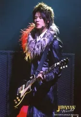 【中古】生写真(ジャニーズ) Hey! Say! JUMP/岡本圭人/ライブフォト・膝上・衣装紫・羽根・左手ギター・体左向き/JOHNNY’S World