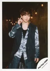 【中古】生写真(ジャニーズ) Hey! Say! JUMP/知念侑李/膝上・衣装黒・白・右手上げ・顔右向き/アルバム「PARADE」MV＆ジャケ写オフショット/公式生写真