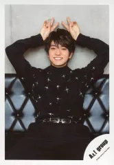 【中古】生写真(ジャニーズ) Aぇ! group/正門良規/膝上・座り・衣装黒・両手上げ・ピース・笑顔/「関ジュ 夢の関西アイランド 2020 in 京セラドーム大阪 ～遊びにおいでや!満足 100%～」グッズオフショット/公式生写真