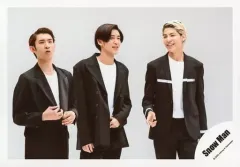 【中古】生写真(ジャニーズ) Snow Man/向井康二・目黒蓮・ラウール/横型・膝上・衣装黒・白・向井両手曲げ・ラウール笑顔・背景白/シングル「D.D. / Imitation Rain」MV＆ジャケ写オフショット/公式生写真