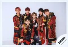 【中古】生写真(ジャニーズ) SixTONES/集合（6人）/横型・膝上・衣装赤.黒.金・森本左手パー・笑顔・背景白/Johnnys’ ISLAND STORE グッズオフショット’20夏/公式生写真