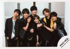 【中古】生写真(ジャニーズ) SixTONES/集合(6人)/横型・膝上・衣装黒・黄・京本左手グー・ジェシー右手グー/「ジャニーズJr.8・8祭り～東京ドームから始まる～」グッズオフショット/公式生写真