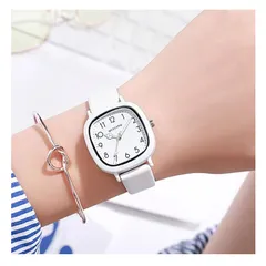 ホワイト　シンプルでアナログなスクエア型の腕時計　パステルカラーで四角の防水タイプのクォーツ　全国送料無料　新品　未使用品 安い追跡なし(ゆうメール他) 