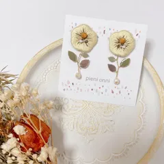 ペールイエローのお花刺繍ピアス/イヤリング